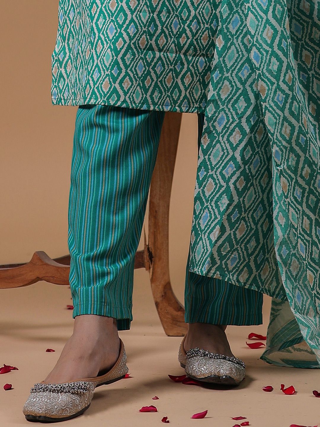 Indyancart IE Women Printed Regular Sequinned Pure Cotton Kurta with Trousers & With Dupatta