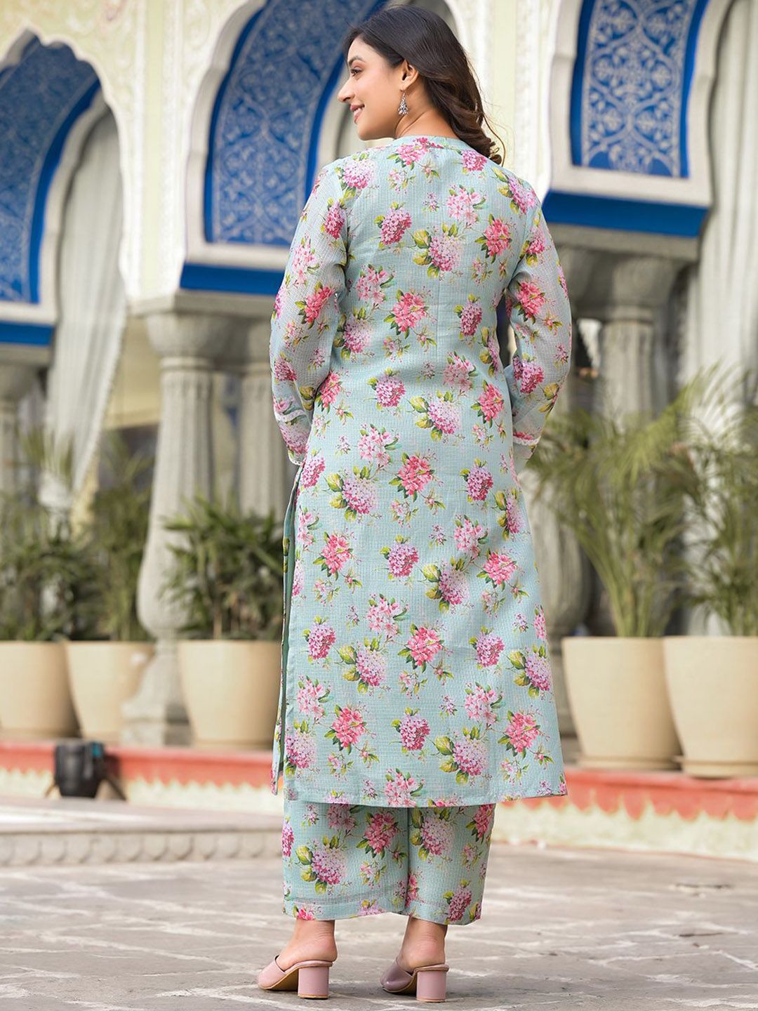 Indyancart VA Women'sFloral Printed Mandarin Collar Regular Kurta With Trousers