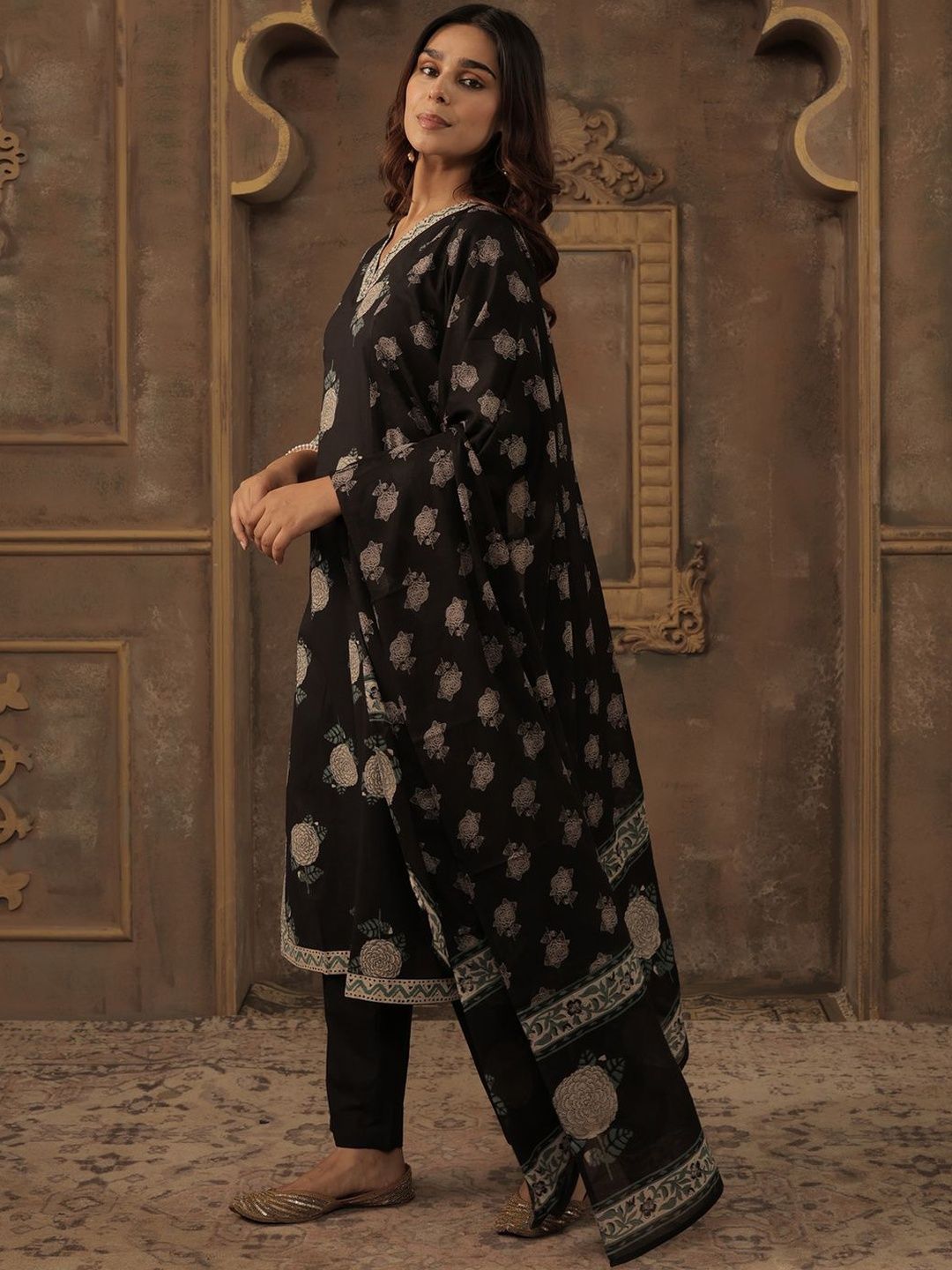 Women Floral Printed Sequinned Pure Cotton Kurta with Trousers & Dupatta