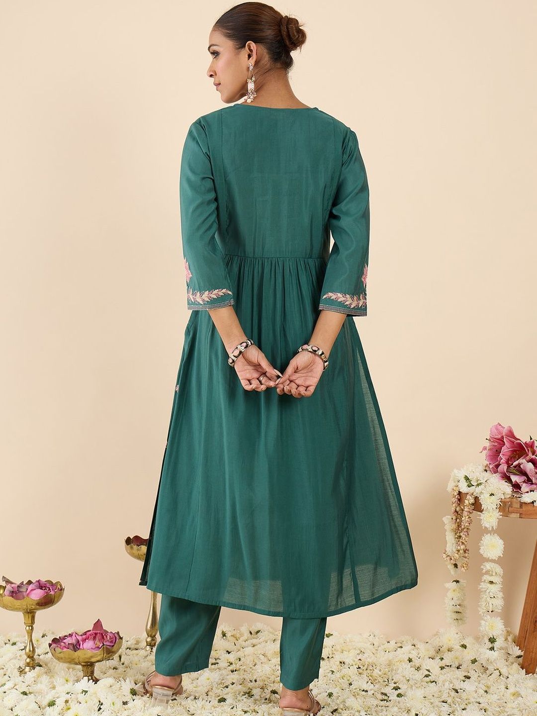 Women Floral Embroidered Panelled Thread Work Kurta with Trousers