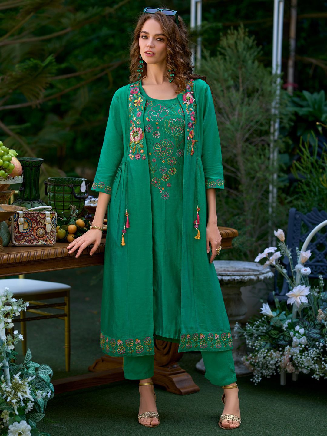 Indyancart IE Women Floral Embroidered Regular Beads and Stones Kurta with Trousers