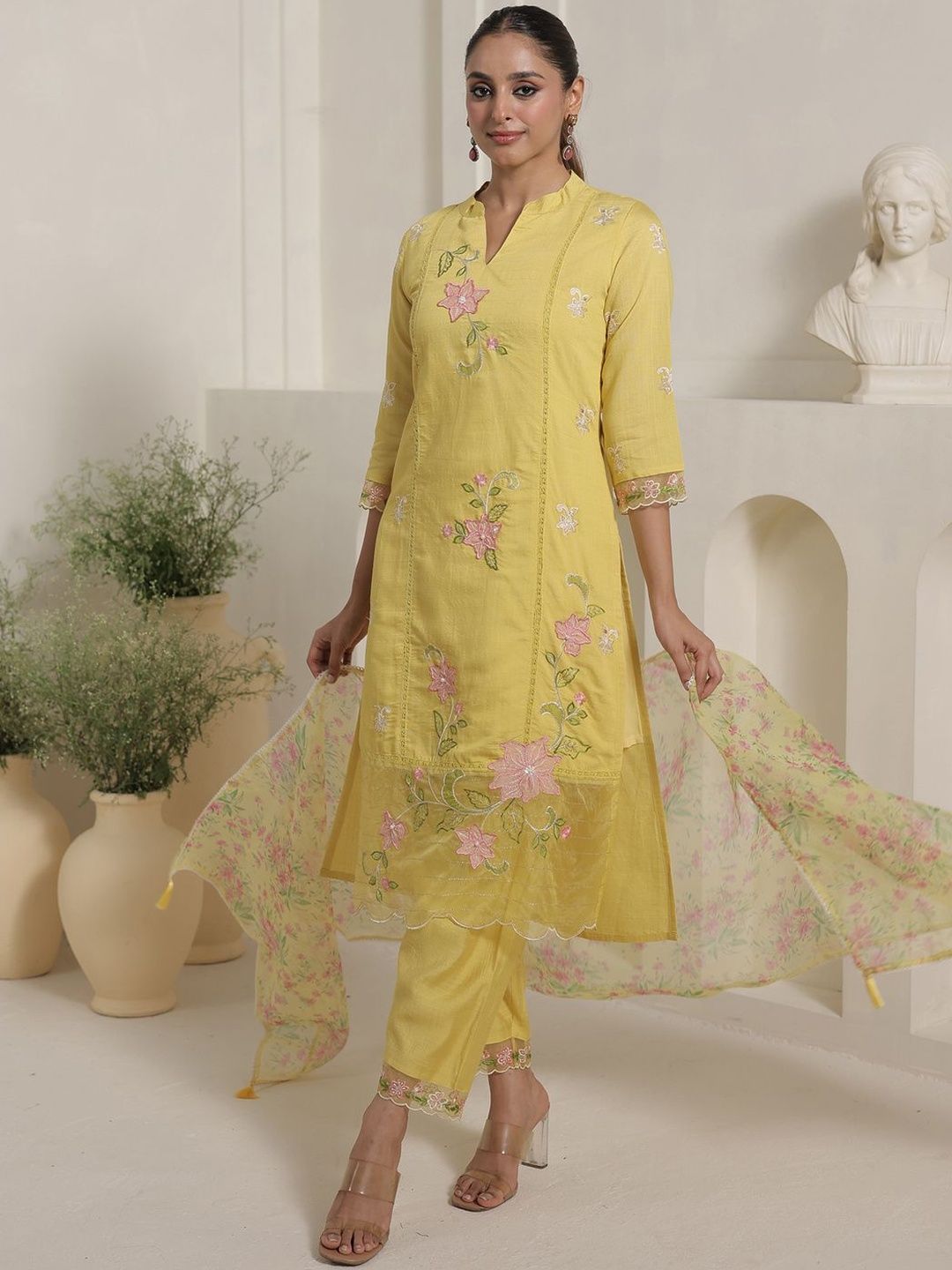 Women Floral Printed Kurta with Trouser & Dupatta