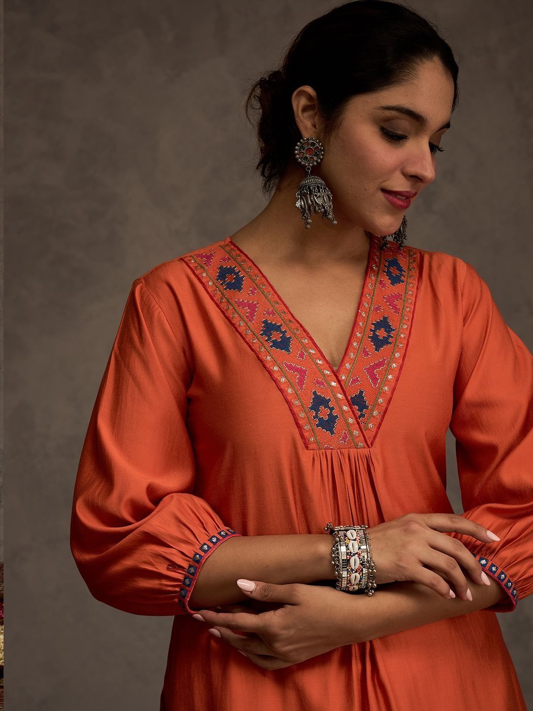 Women Ethnic Motifs Embroidered Regular Thread Work Kurta with Trouser