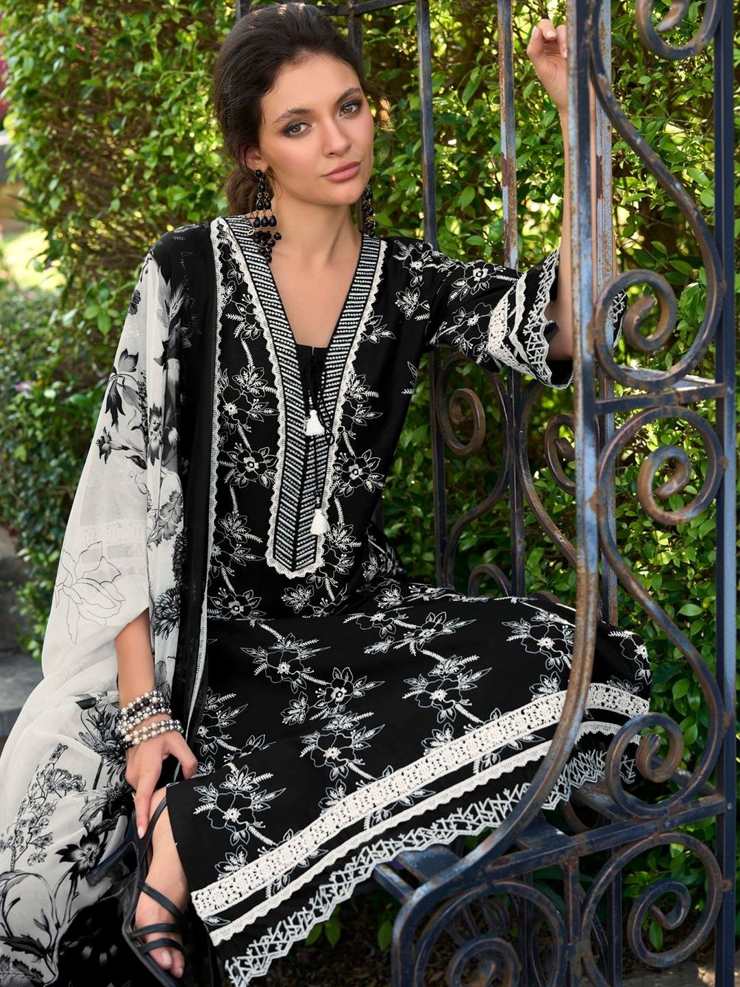 Women Floral Printed Regular Thread Work Pure Cotton Kurta with Trousers & With Dupatta