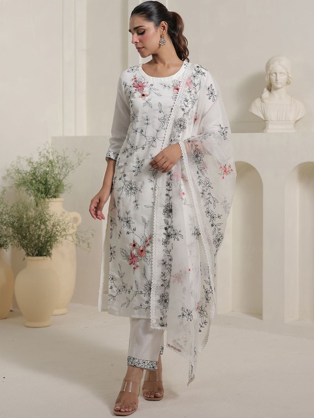 Women Floral Embroidered Thread Work Kurta With Trousers & Dupatta Kurta Sets