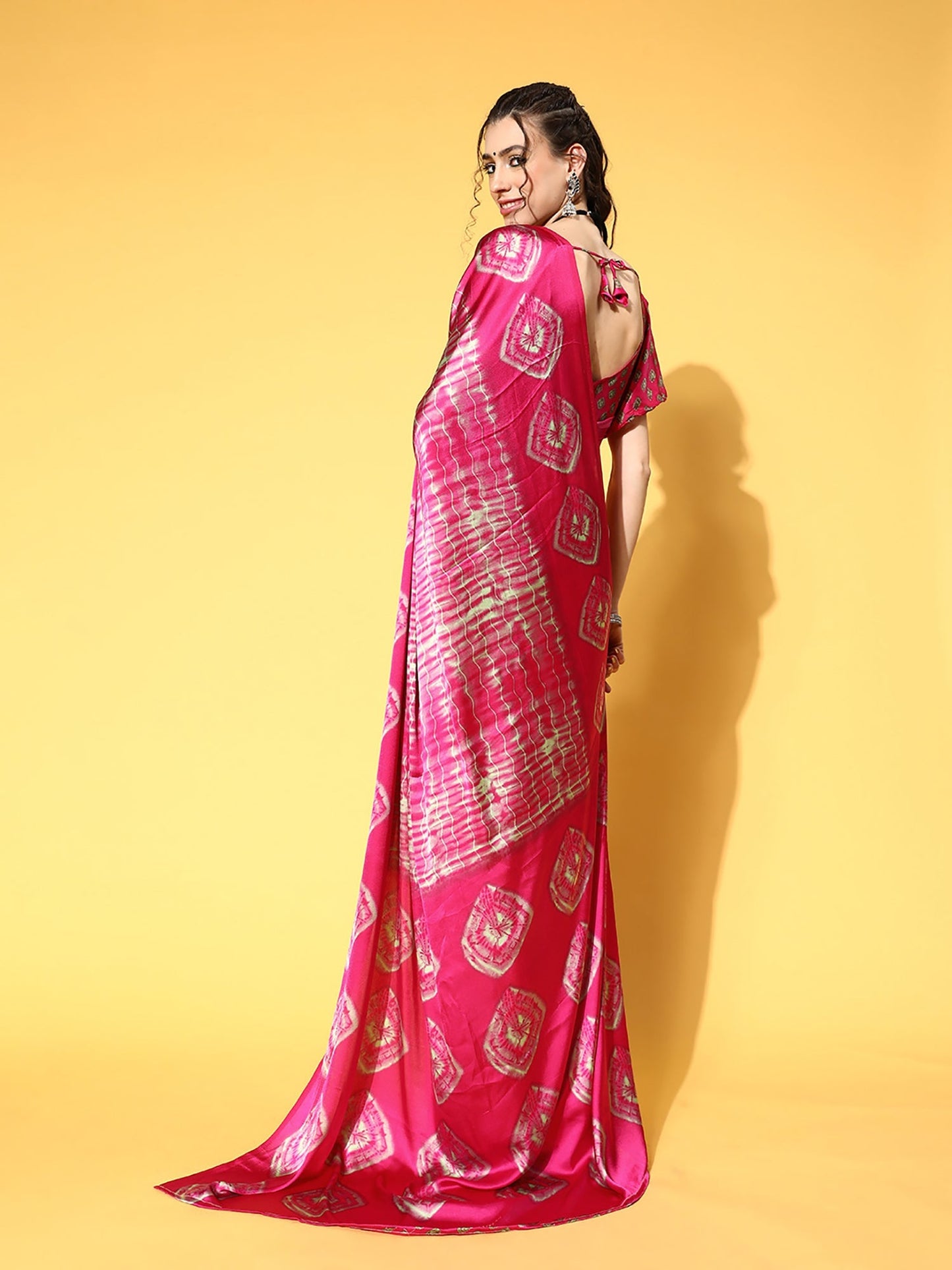 Women's Crepe Pink Printed Celebrity Saree With Blouse Piece