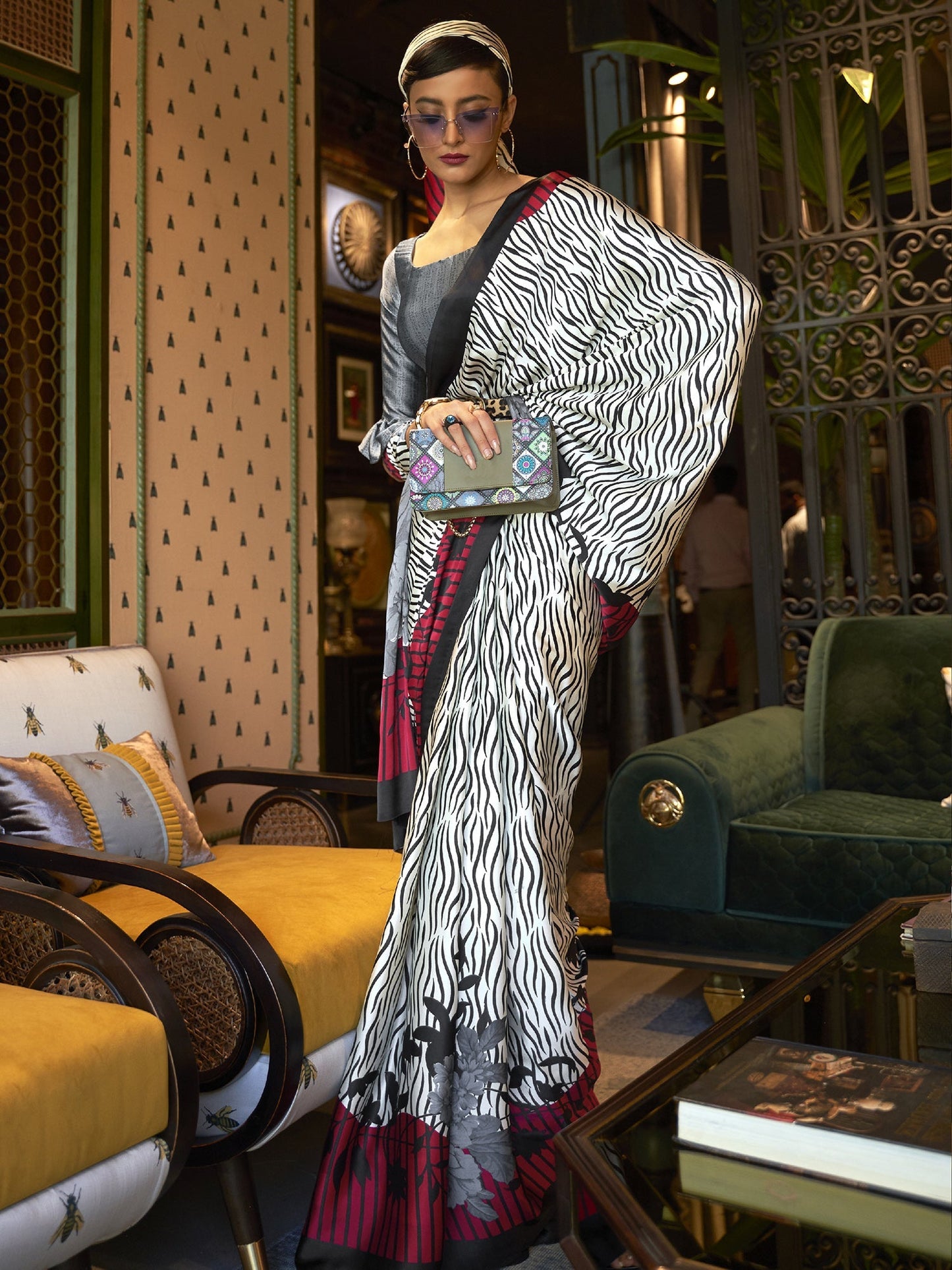 Women's Crepe Off White Printed Celebrity Saree With Blouse Piece