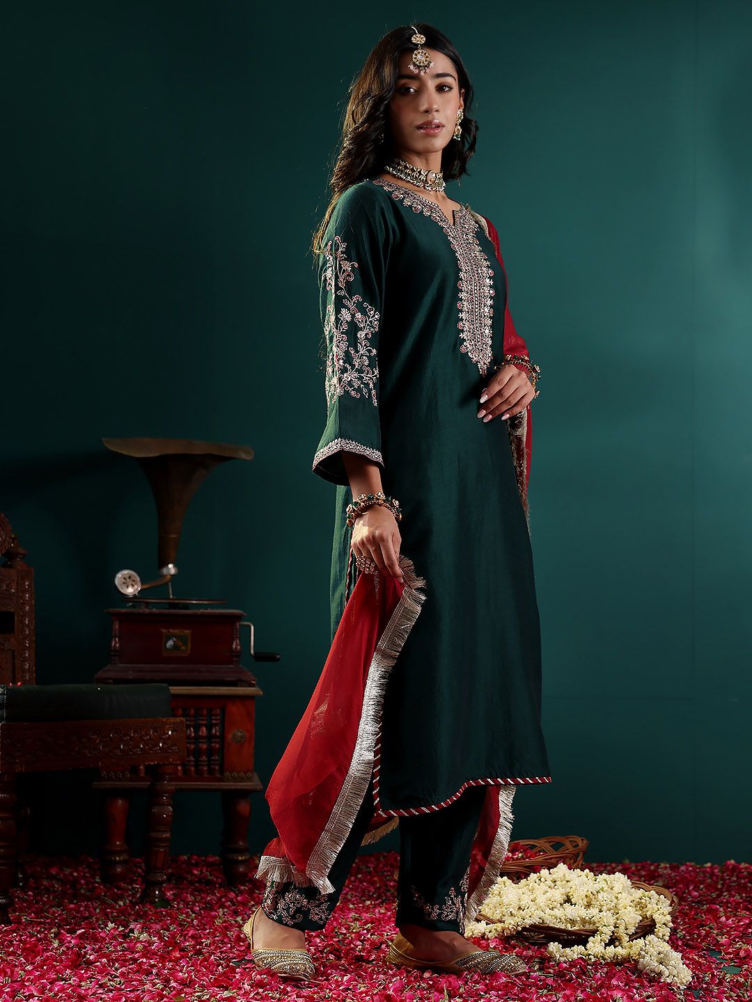 Indyancart VA Women'sGreen Floral Embroidered Regular Sequinned Kurta With Trouser With Dupatta