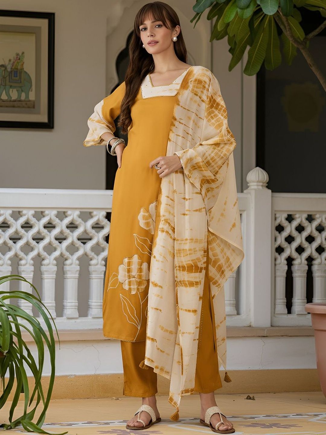 Women Floral Printed Regular Kurta with Trousers & With Dupatta