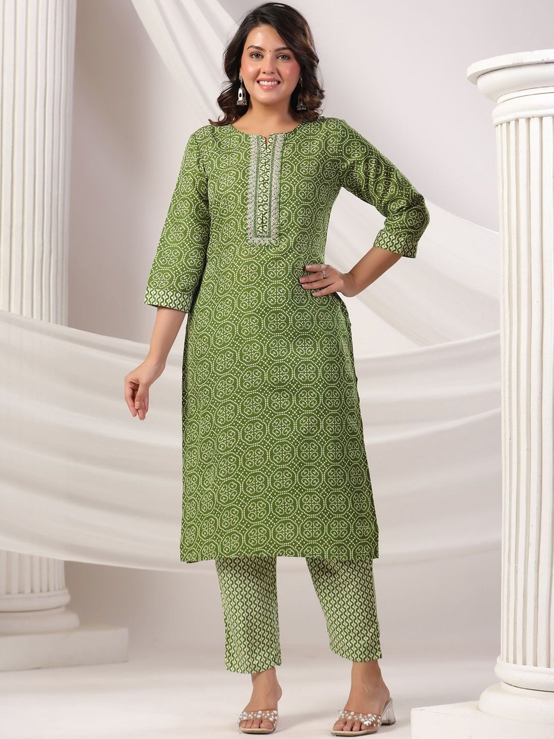 Women Printed Thread Work Pure Cotton Kurta with Trousers & Dupatta