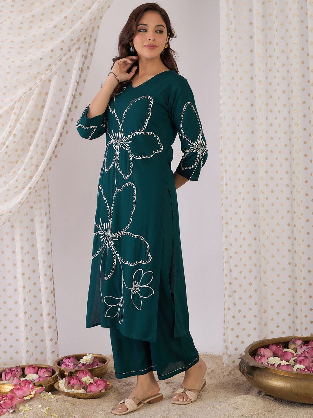 Indyancart IE Women Floral Embroidered Regular Thread Work Kurta with Palazzos