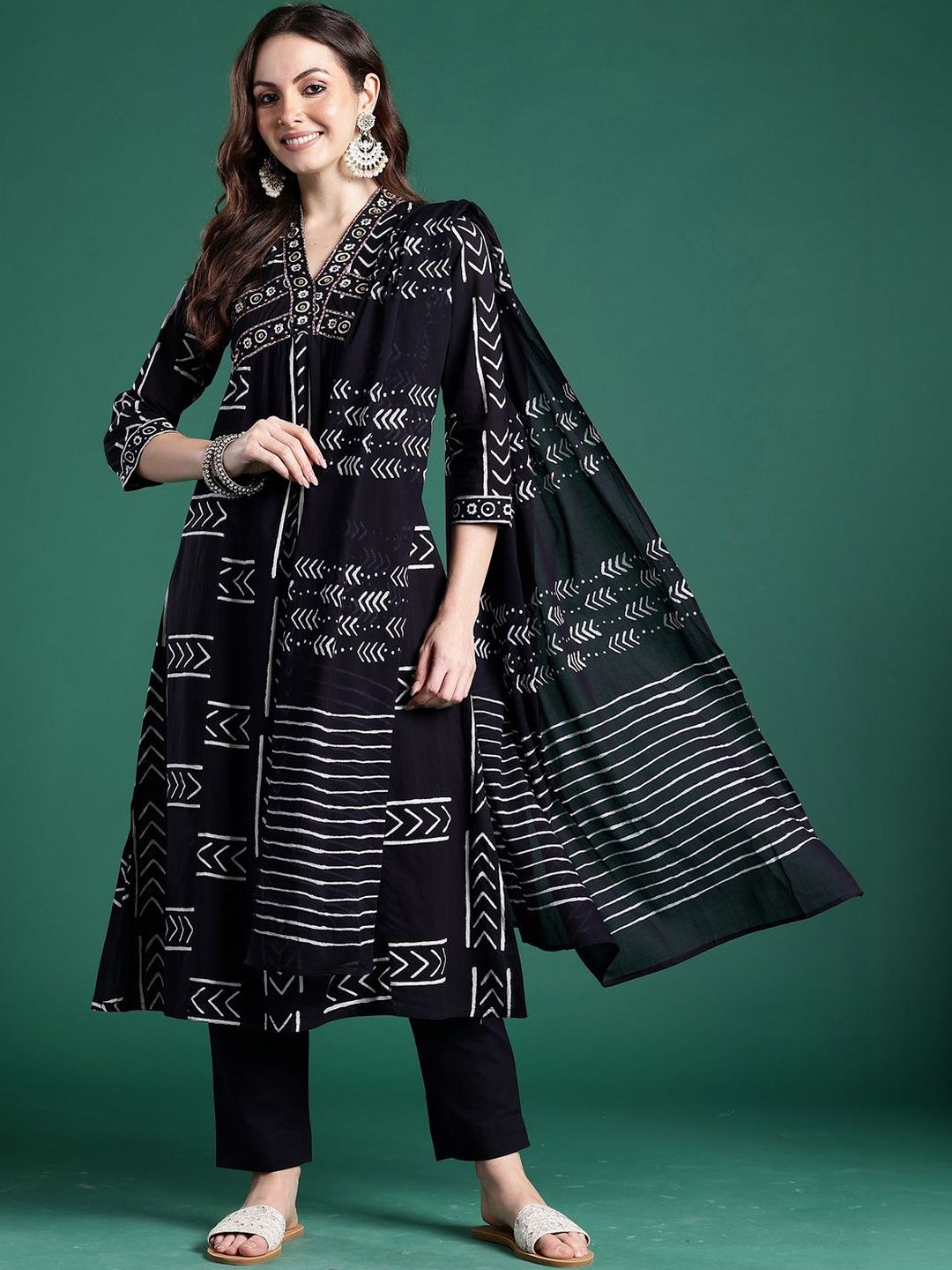 Women Printed Regular Thread Work Pure Cotton Kurta with Trousers & With Dupatta