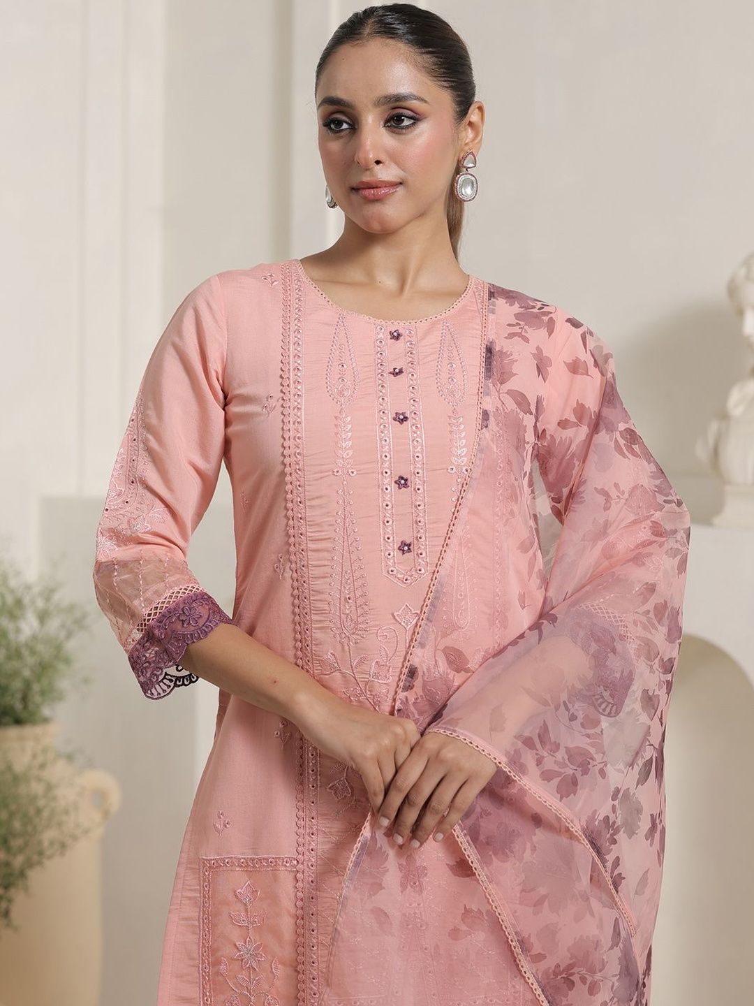 Women Floral Embroidered Regular Thread Work Kurta with Trousers & With Dupatta