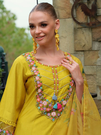Women Floral Embroidered Regular Thread Work Liva Kurta with Trousers & With Dupatta