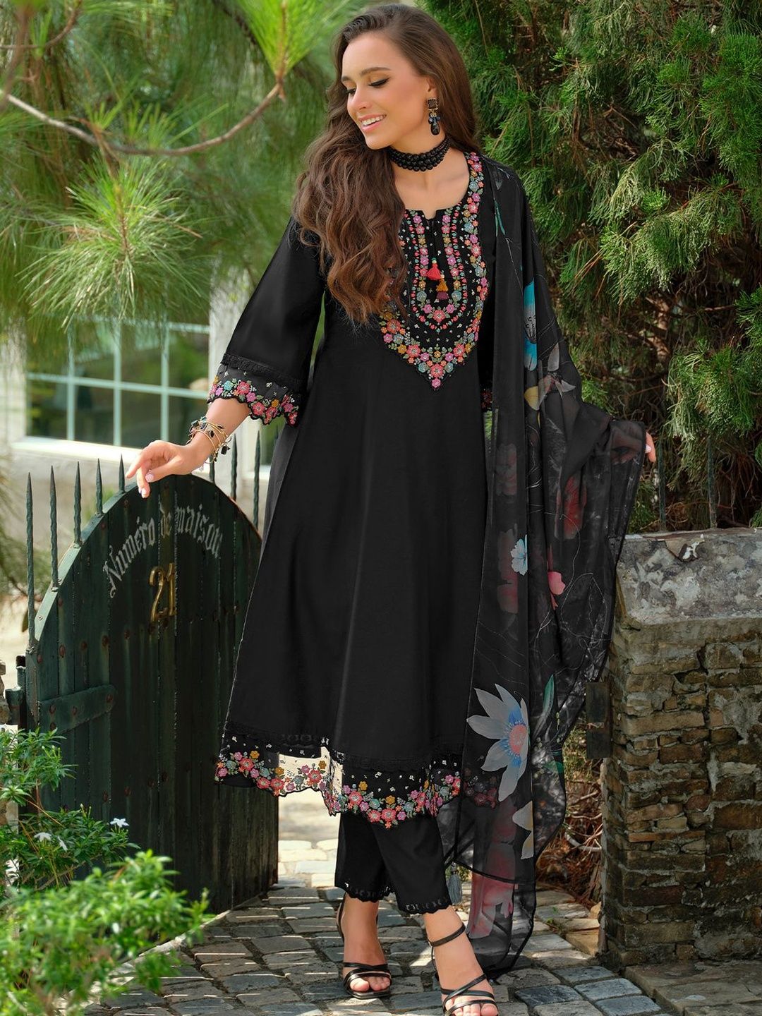 Floral Embroidered Notch neck Thread Work Straight Kurta With Trouser & Dupatta