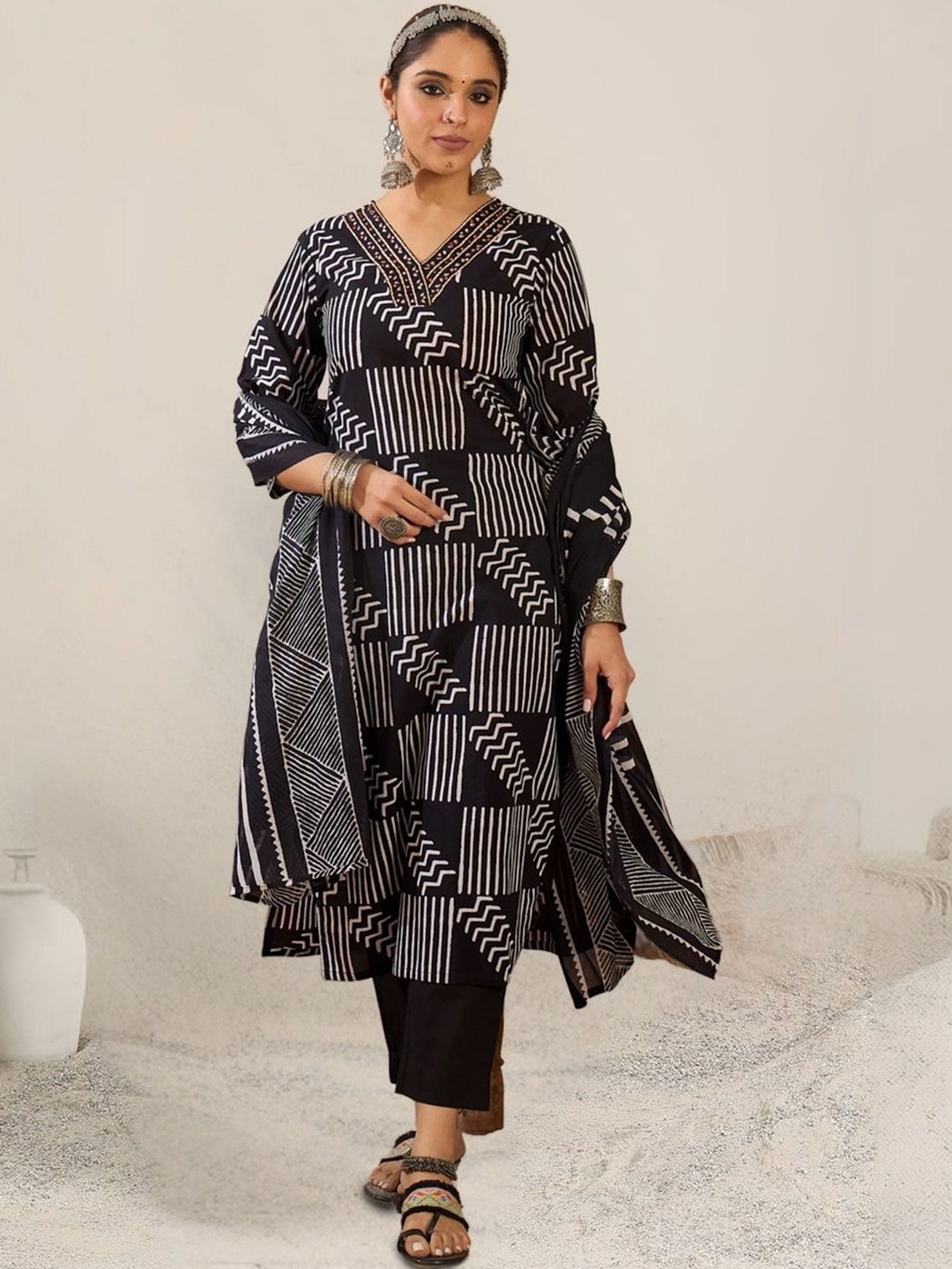 Women Printed Regular Thread Work Pure Cotton Kurta with Trousers & With Dupatta