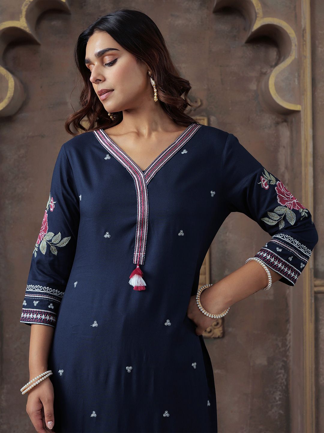 Ethnic Motifs Embroidered V-Neck Thread Work Kurta With Trousers