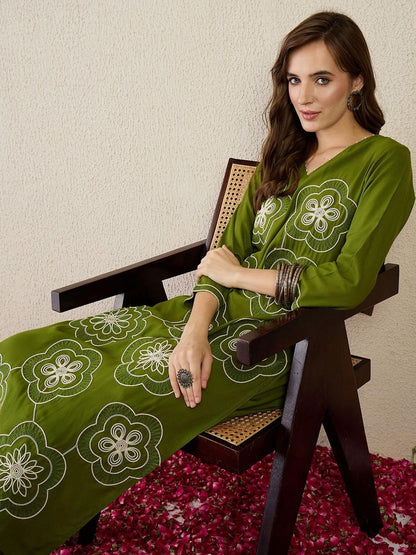 Women Floral Embroidered Kurta with Trousers