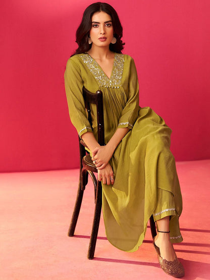Women Floral Embroidered Pleated Sequinned Kurta with Trousers