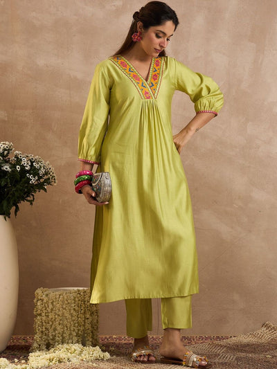 Indyancart IE Women Ethnic Motifs Embroidered Thread Work Liva Kurta with Trousers
