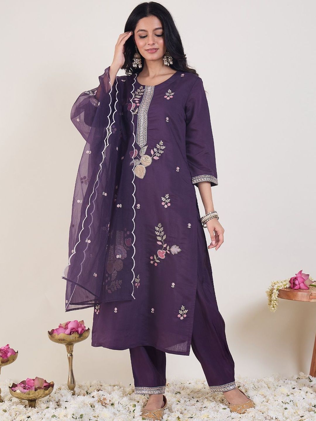 Floral Embroidered Regular Thread Work Kurta With Trousers & Dupatta