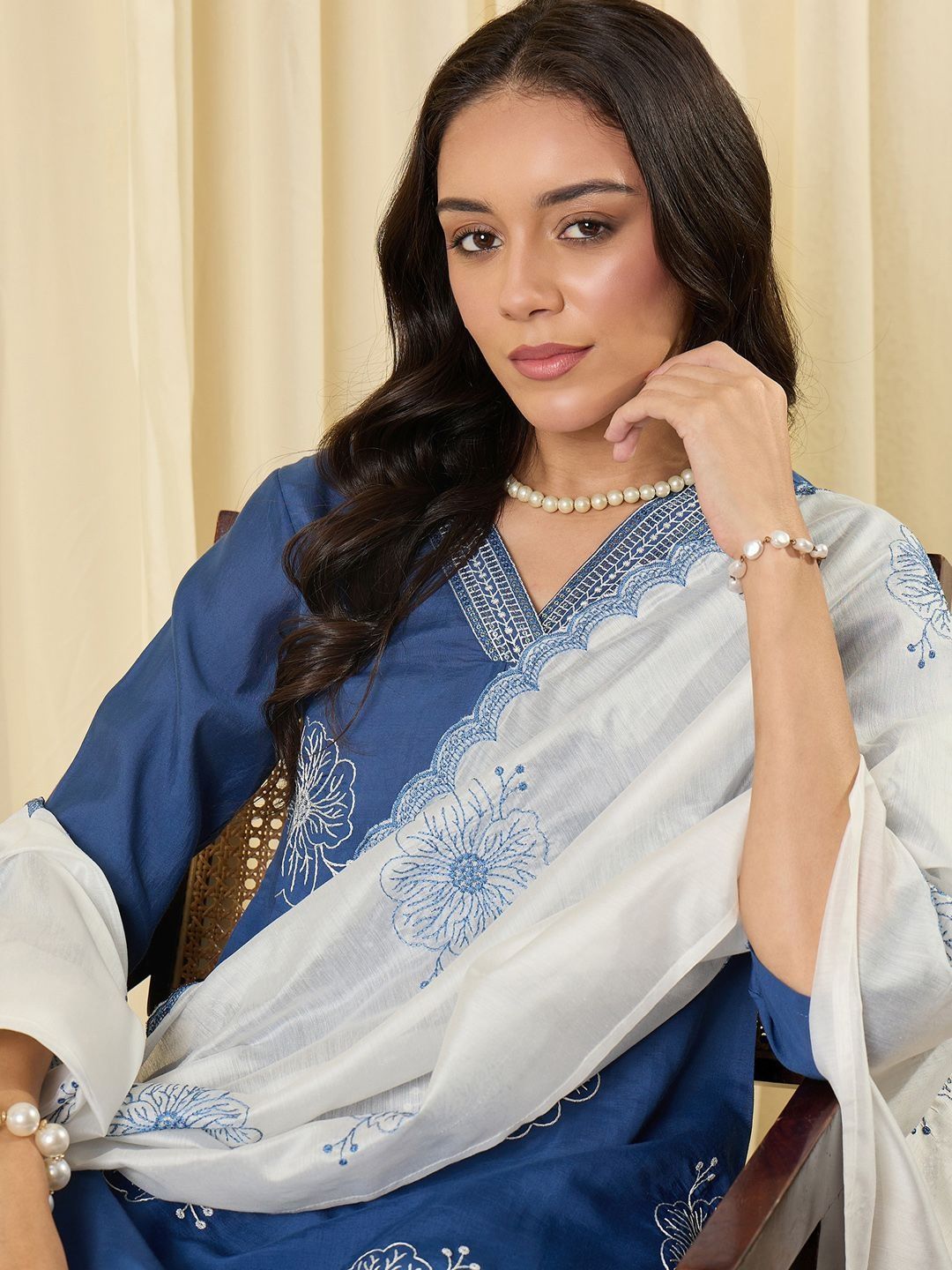 Women Floral Embroidered Regular Thread Work Kurta with Trousers & With Dupatta