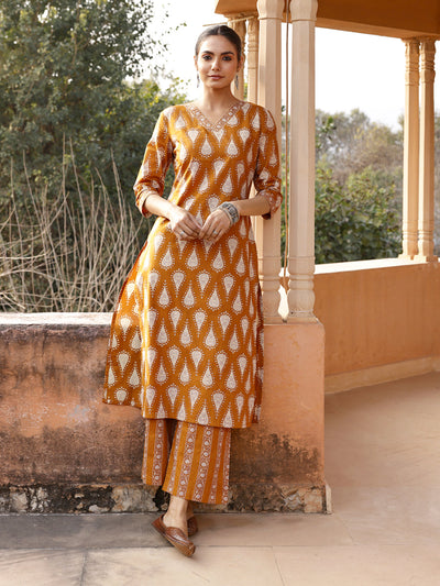 Indyancart FL Women's Mustard Cotton Printed Straight-Cut Kurta Set