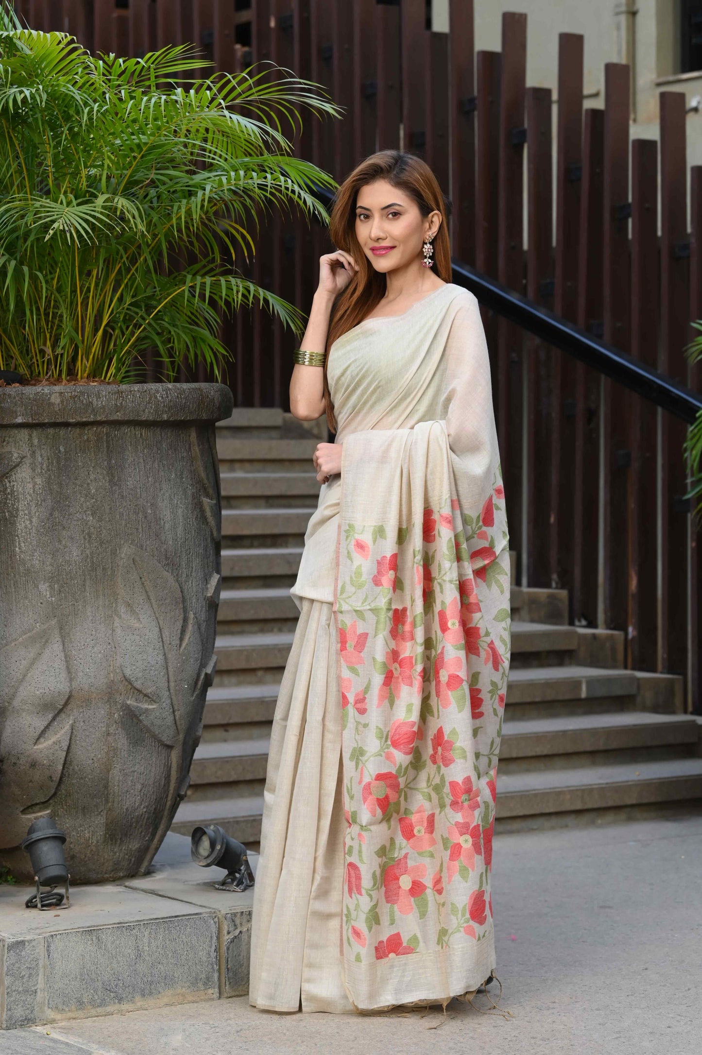 Dhiyona GR Women's Sunflower Beige & Red Mul Cotton Jamdani Saree