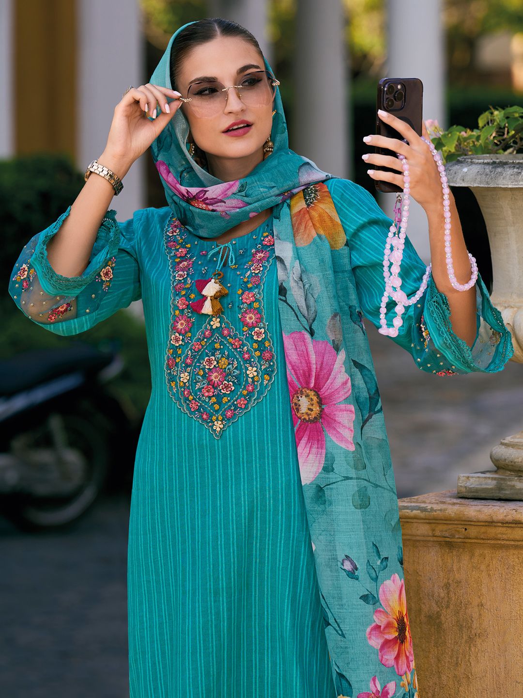 Floral Embroidered Regular Thread Work Pure Cotton Kurta with Trousers & Dupatta