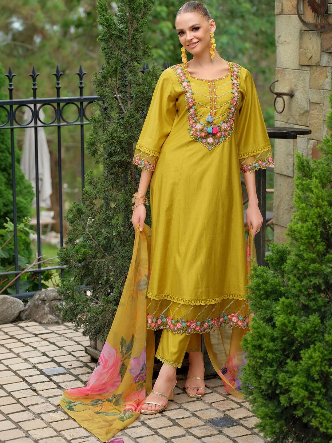Women Floral Embroidered Regular Thread Work Liva Kurta with Trousers & With Dupatta