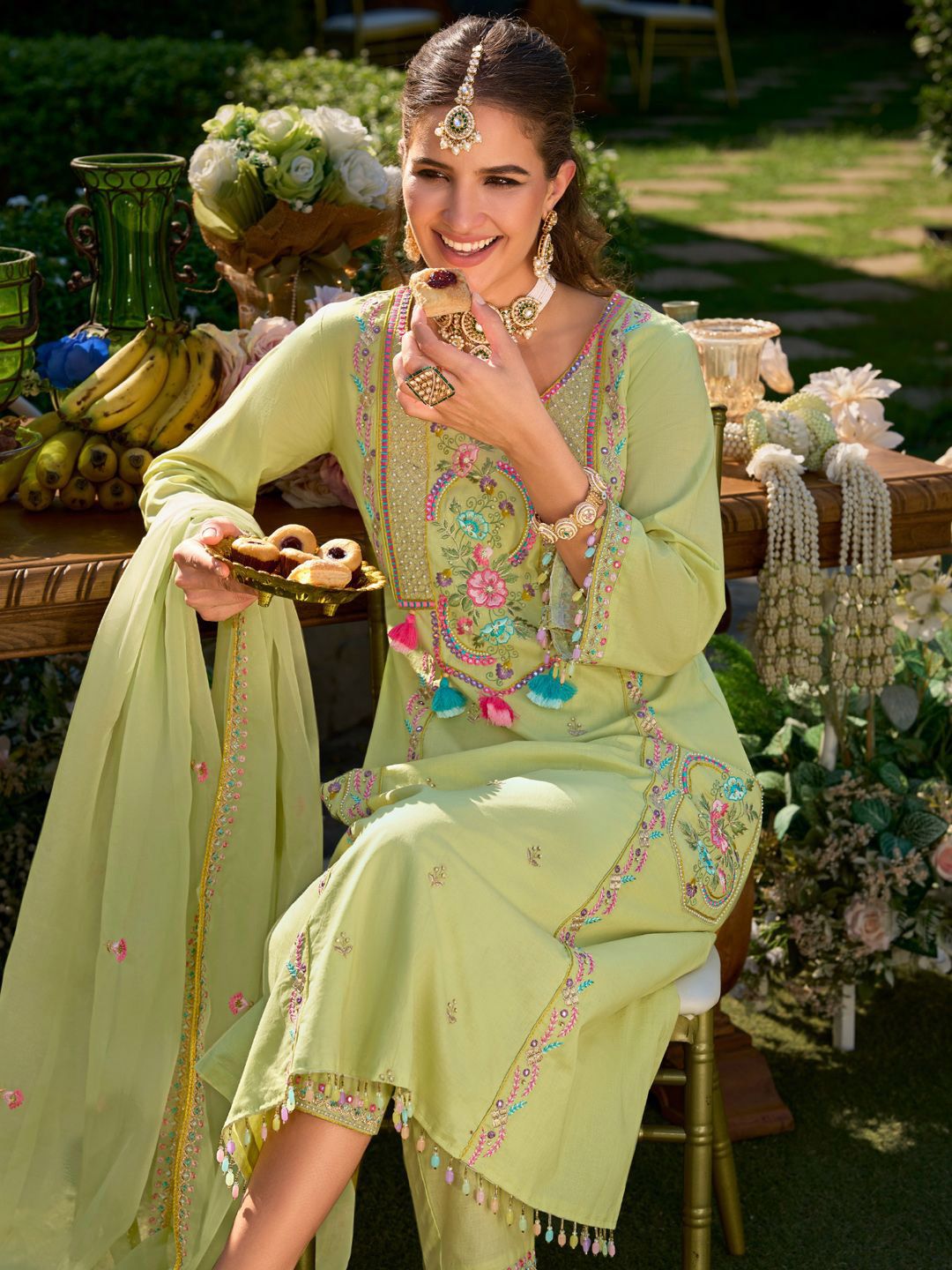 Women Floral Embroidered Regular Thread Work Kurta with Trousers & With Dupatta