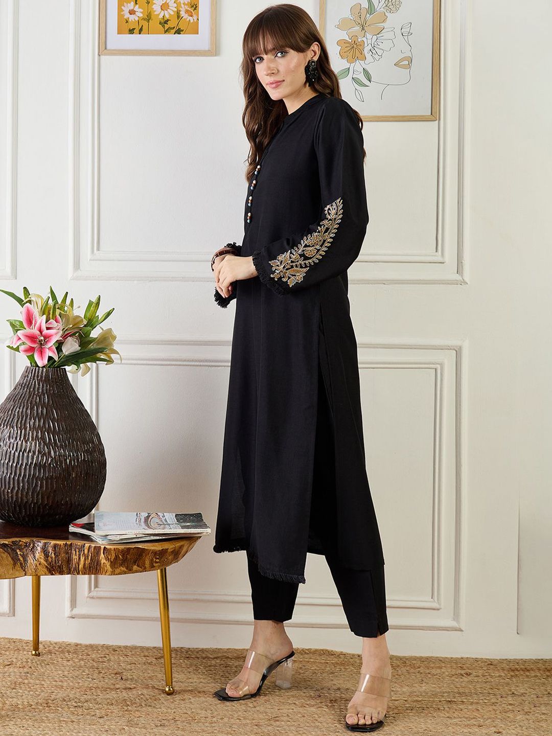 Paisley Embroidered Thread Work Mandarin Collar Straight Kurta With Trouser