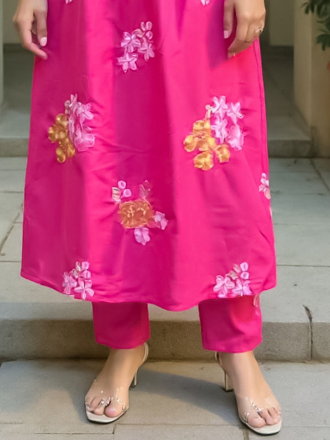 Women Floral Embroidered Pure Cotton Kurta with Trouser