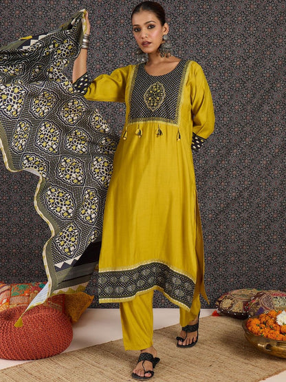 Women Ethnic Motifs Printed Regular Kurta with Trousers & With Dupatta