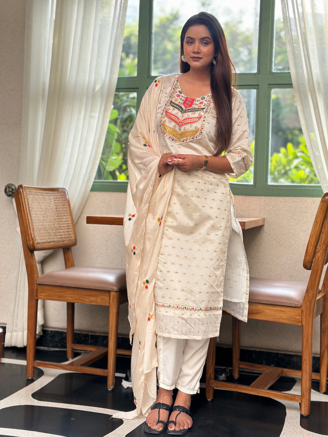 Dhiyona VV Off White Embroidered Chanderi Silk Kurta Set with Embroidered Dupatta