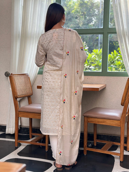 Dhiyona VV Off White Embroidered Chanderi Silk Kurta Set with Embroidered Dupatta