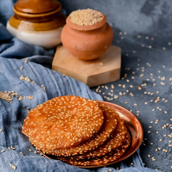 Vellanki Foods Ariselu oil-based South Indian sweet, traditional Andhra style Ariselu with golden brown, crispy texture.