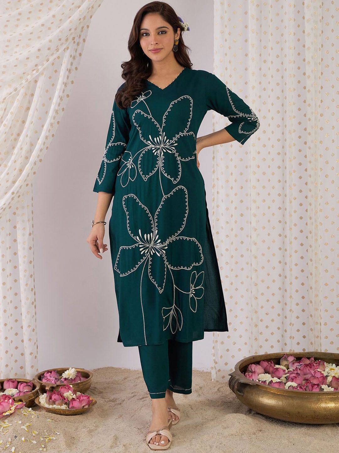 Indyancart IE Women Floral Embroidered Regular Thread Work Kurta with Palazzos