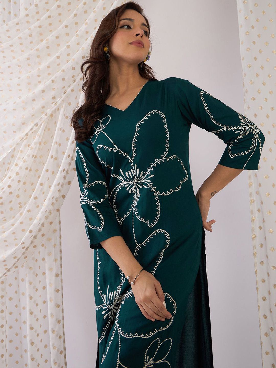 Indyancart IE Women Floral Embroidered Regular Thread Work Kurta with Palazzos