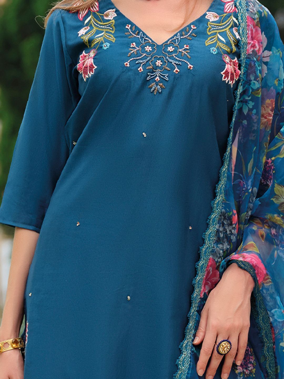 Women Floral Embroidered Regular Thread Work Liva Kurta with Trousers & With Dupatta
