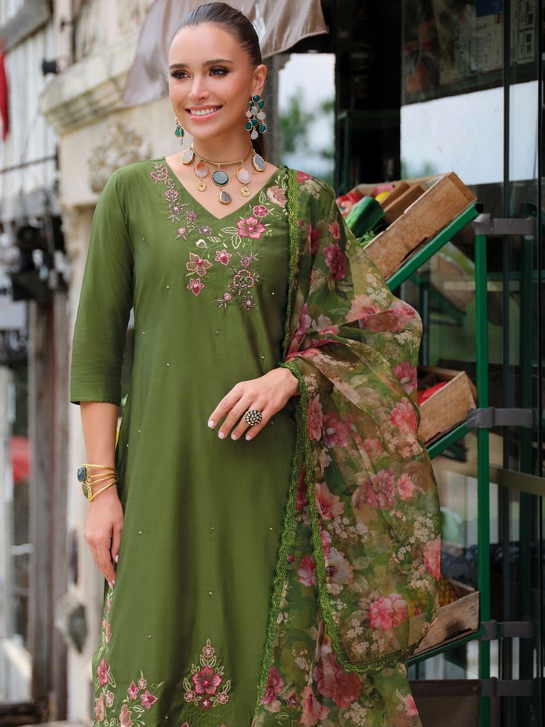 Women Floral Embroidered Regular Thread Work Liva Kurta with Trousers & With Dupatta