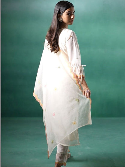 Women Floral Embroidered Regular Thread Work Kurta with Trousers & With Dupatta