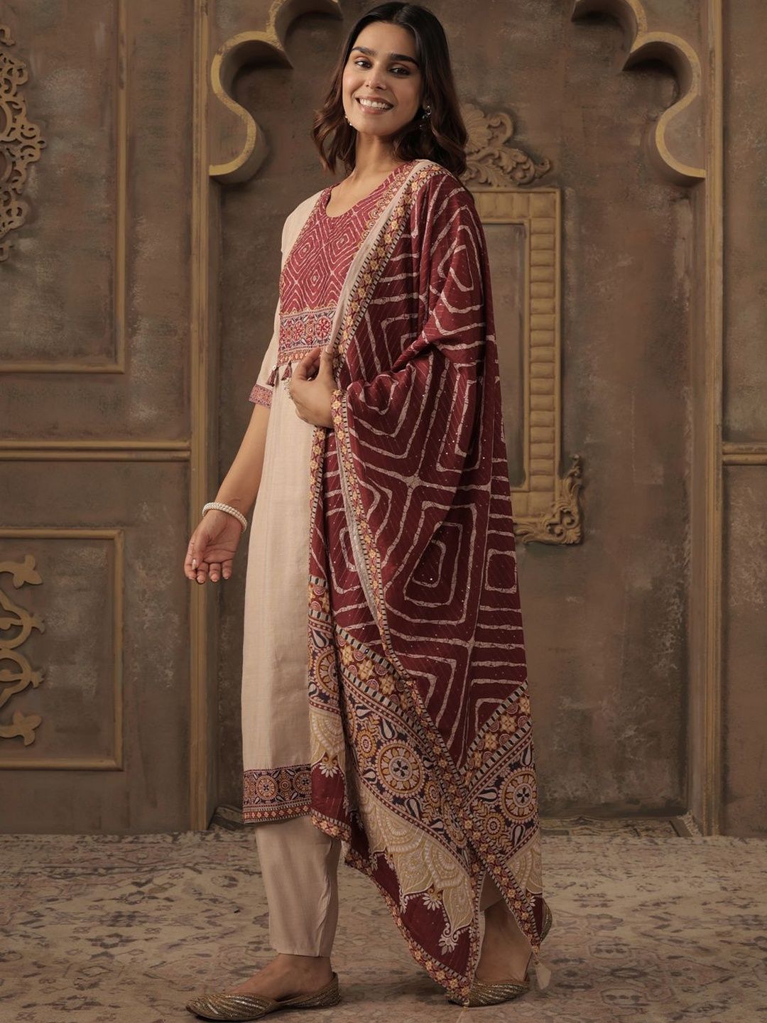 Women Geometric Printed Kurta with Trousers & Dupatta