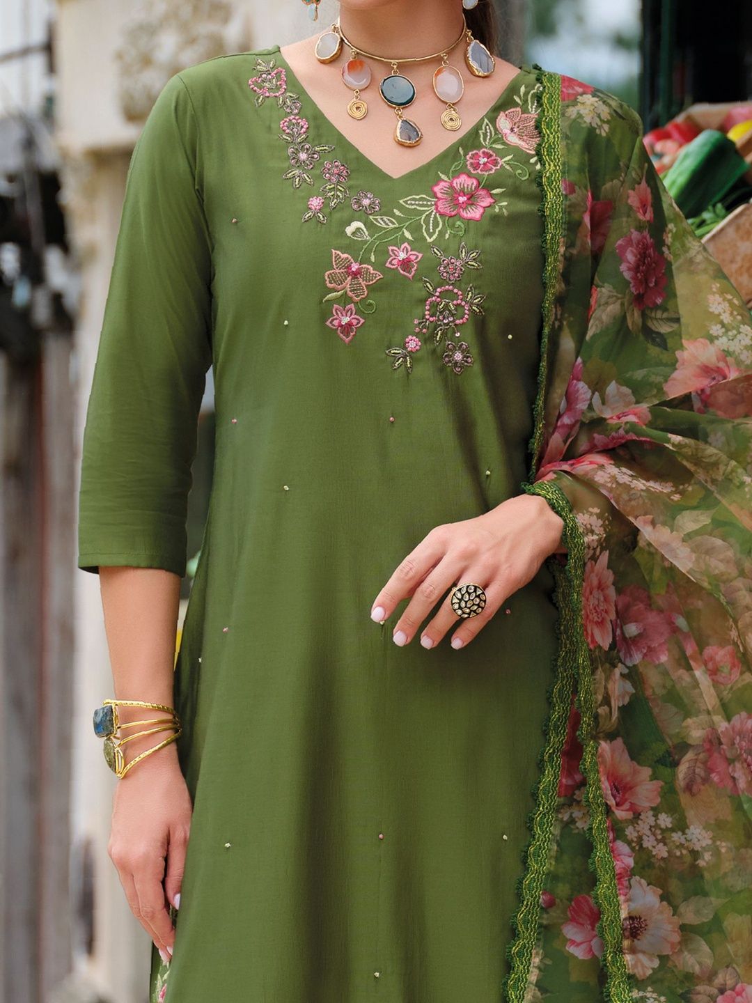 Women Floral Embroidered Regular Thread Work Liva Kurta with Trousers & With Dupatta