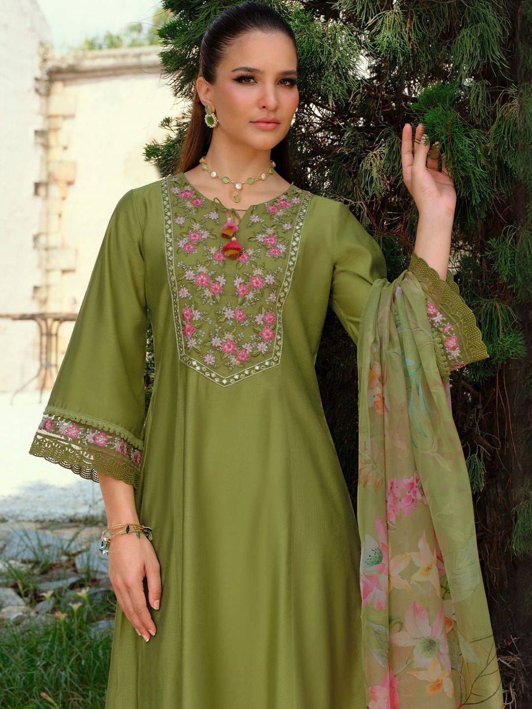 Floral Embroidered Round Neck Thread Work Kurta With Trousers & Dupatta