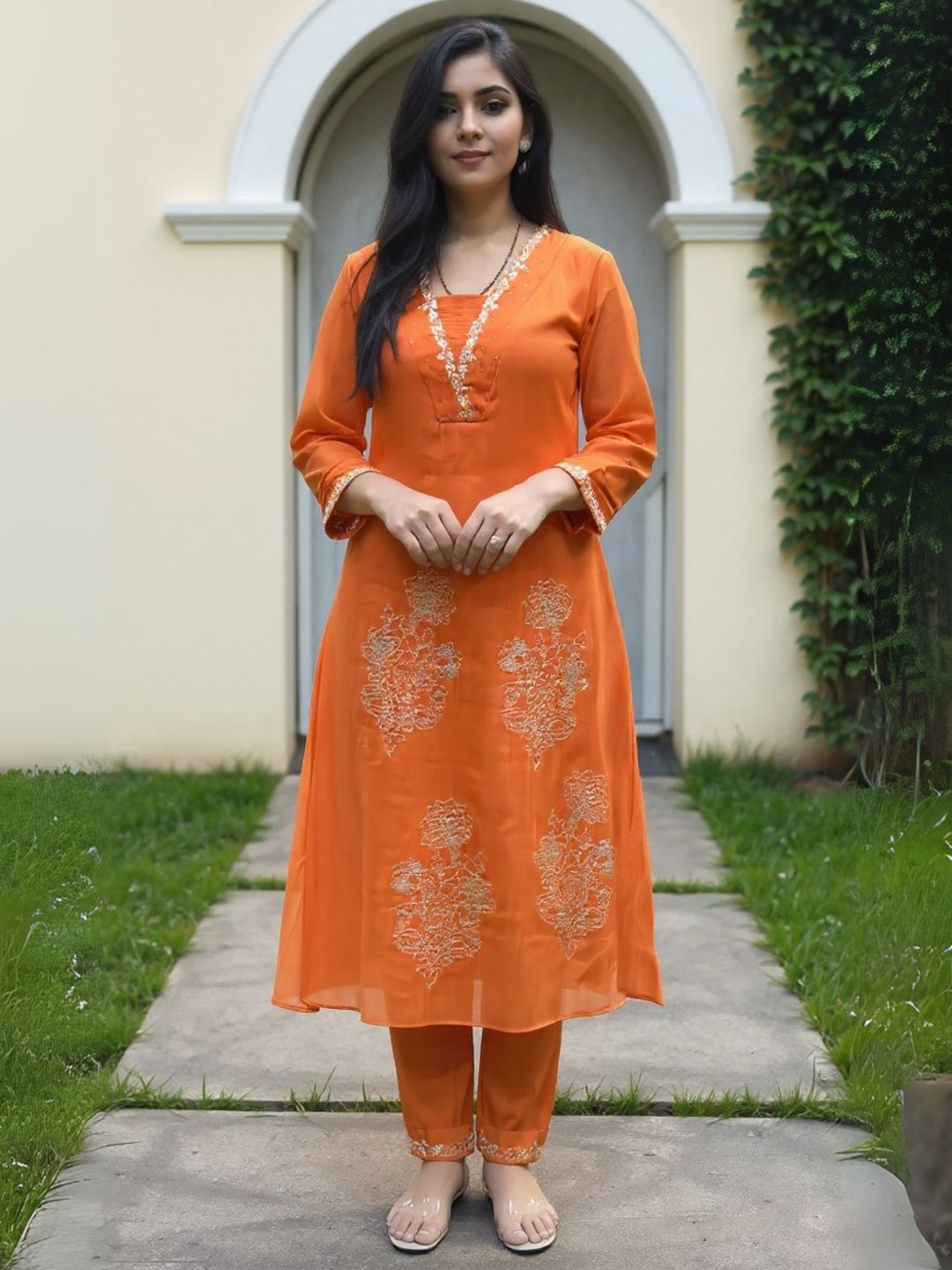 Women Ethnic Motifs Embroidered Kurta with Trousers