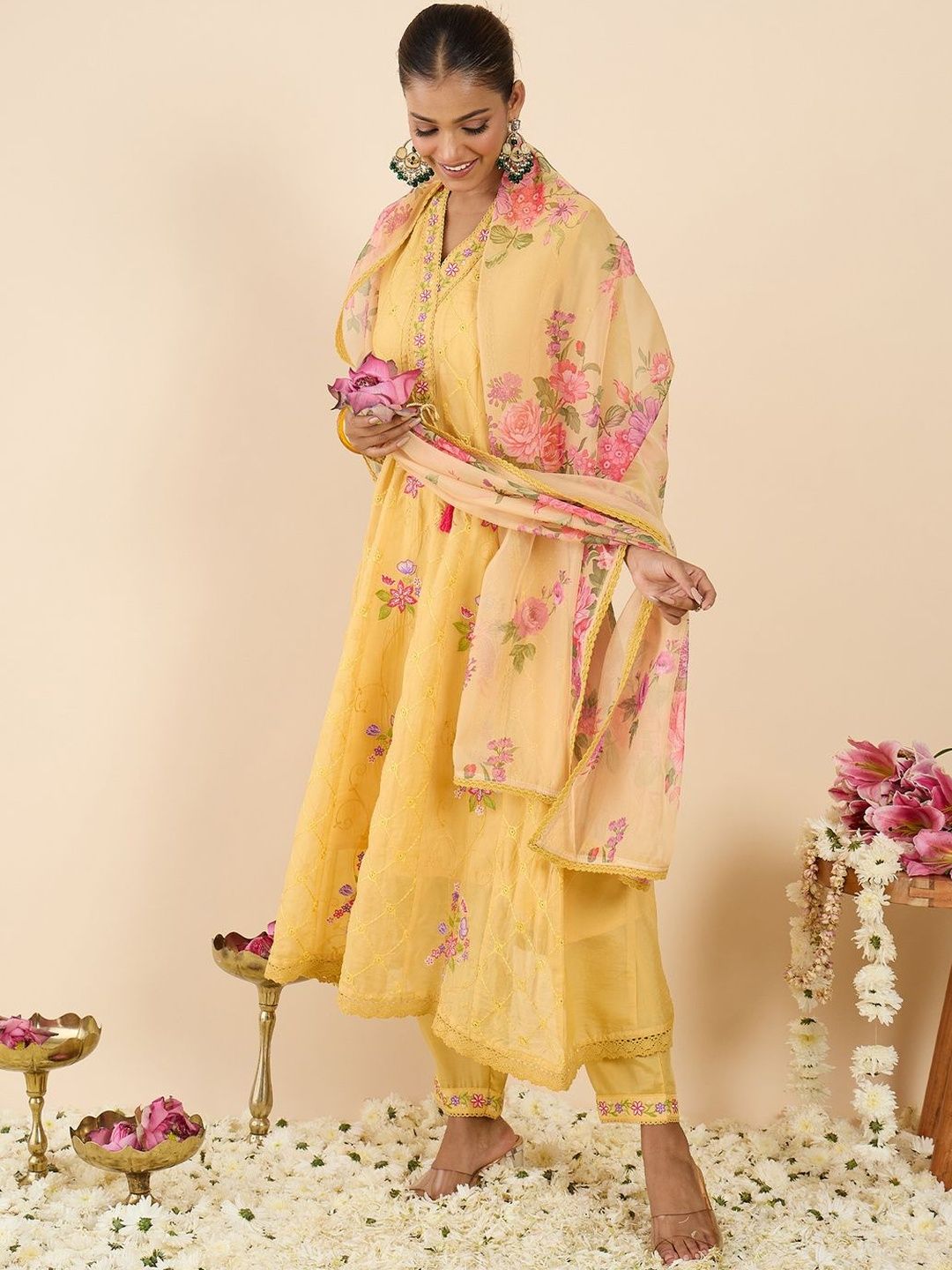 Women Floral Embroidered Regular Thread Work Kurta with Trousers & With Dupatta