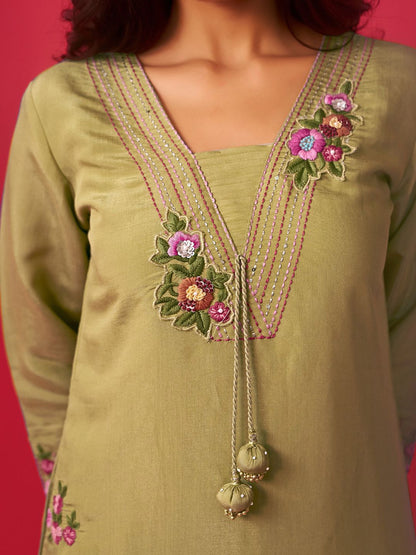 Women Floral Embroidered Regular Thread Work Kurta with Trousers