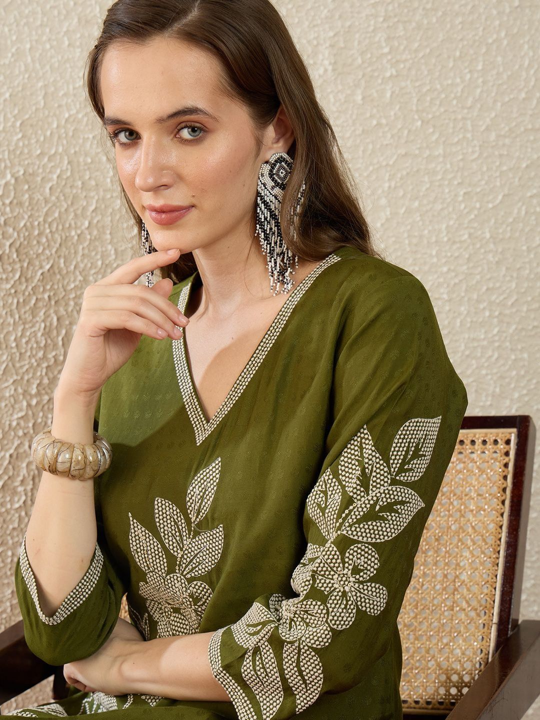 Floral Embroidered Thread Work Straight Kurta With Trousers