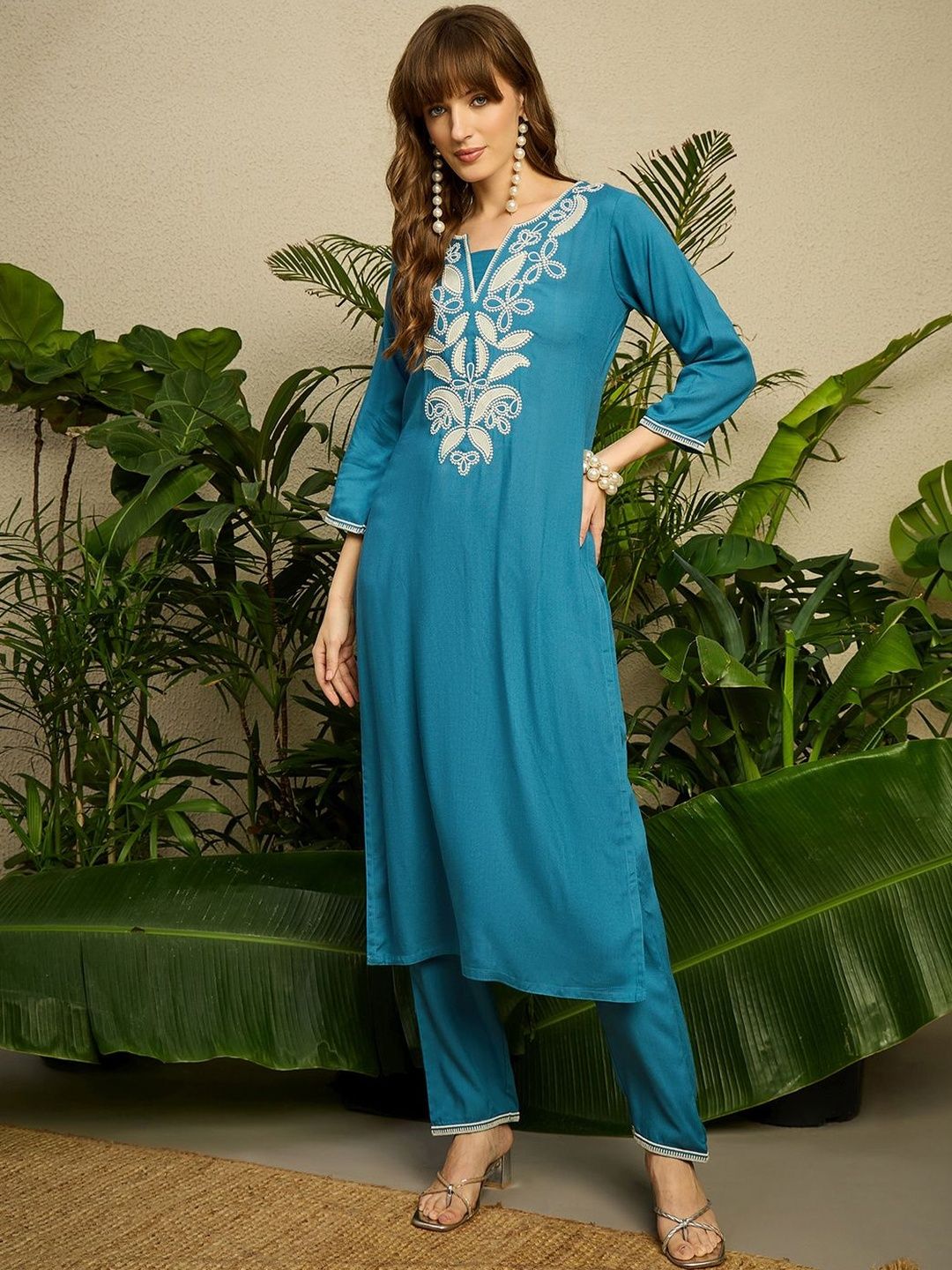 Women Ethnic Motifs Embroidered Thread Work Straight Kurta With Trousers